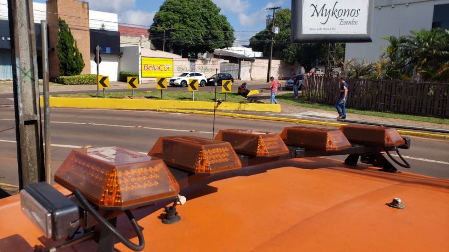 Defesa Civil instala guard rail no final da Rua Paraná
