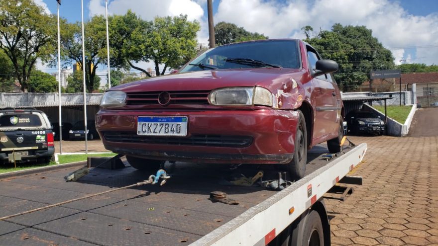 Veículo que havia sido furtado na madrugada é encontrado abandonado, sem bateria