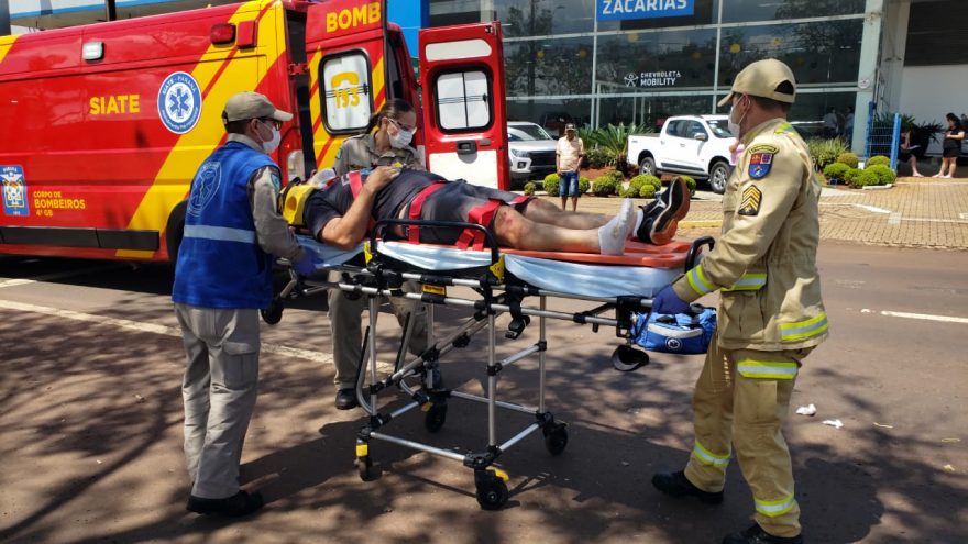 Ciclista fica ferido após ser atingido por carro na Avenida Brasil