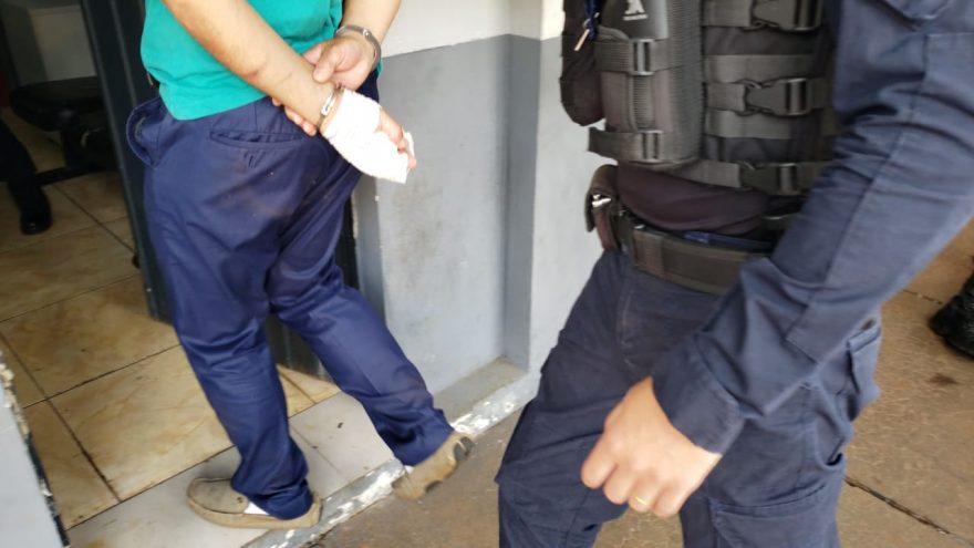 Homem descumpre medida protetiva, tenta fugir com carro de aplicativo, mas GM chega antes