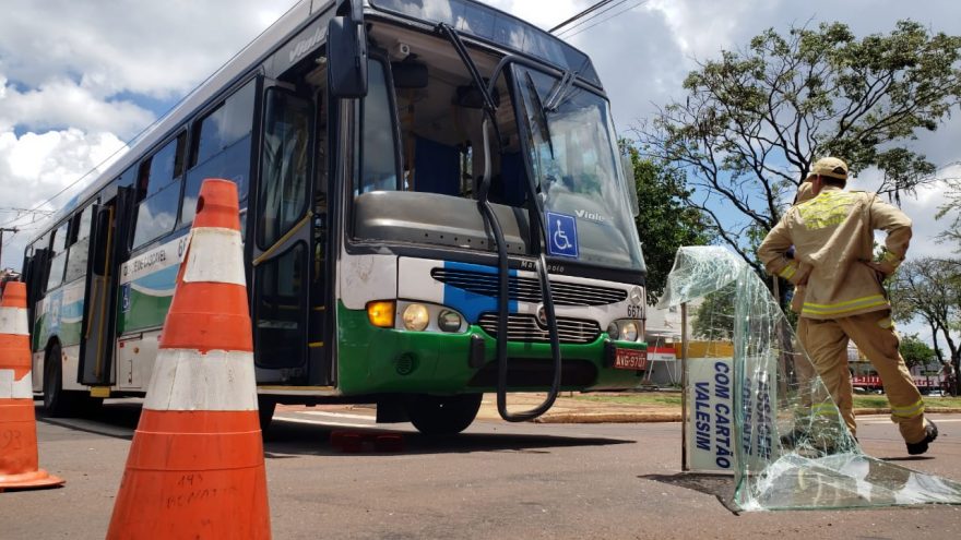 Passageira de ônibus fica ferida após forte colisão na Avenida Brasil