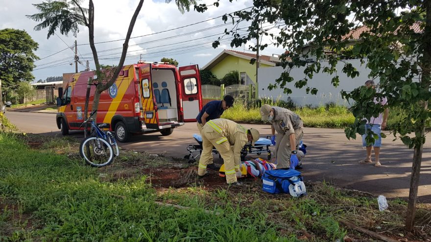 Criança sofre laceração com fratura na perna após se envolver em acidente de bicicleta com automóvel