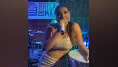 Imagem referente a Show é interrompido por cheiro de 'pum' e reação de cantora viraliza