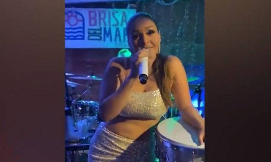 Show é interrompido por cheiro de ‘pum’ e reação de cantora viraliza