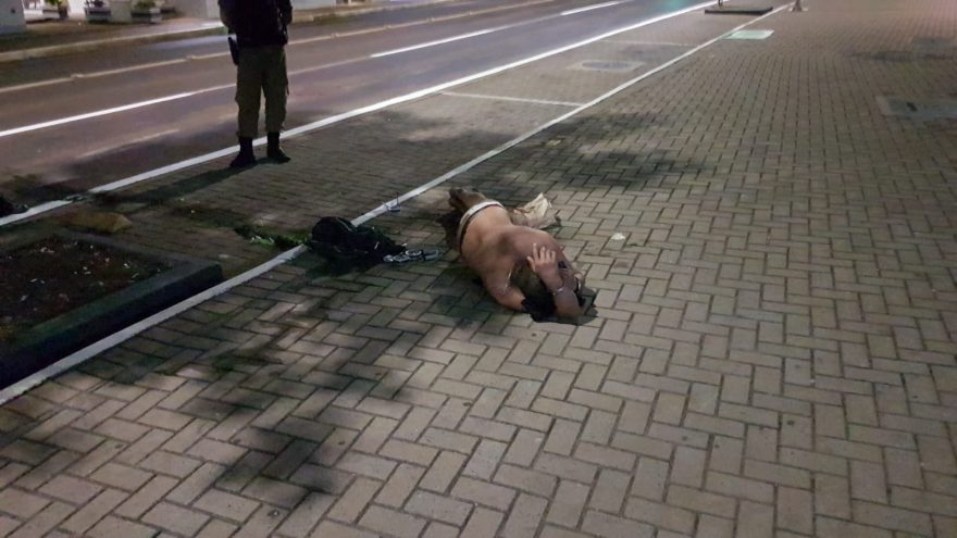 Peladão entra em surto e é contido pela PM no Centro