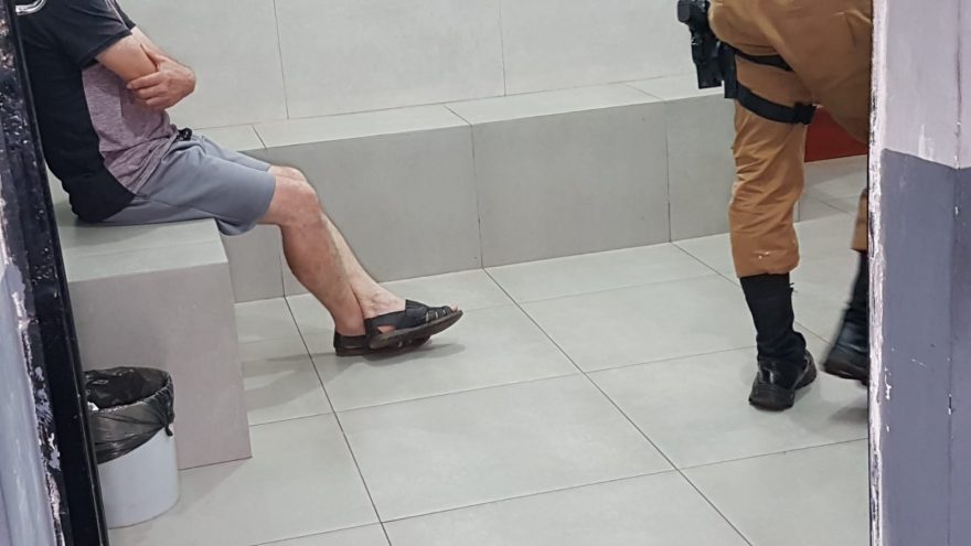 Rotam detém homem embriagado que fazia zig zag na pista e bateu em viatura