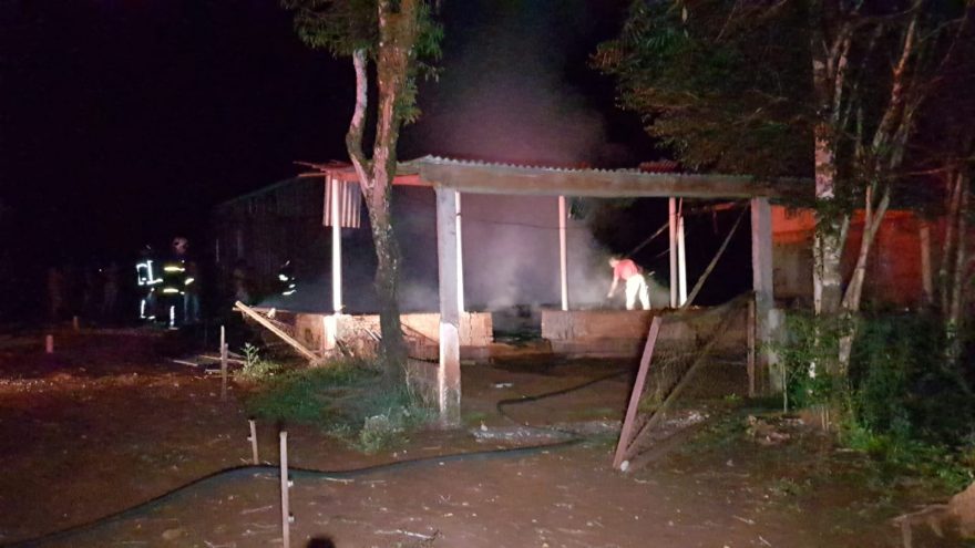 Residência fica completamente destruída após incêndio em São João do Oeste