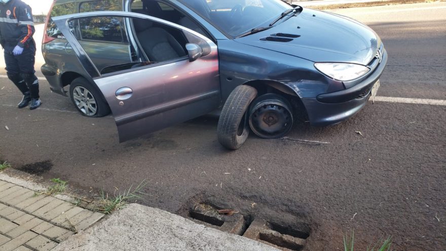 Homem é abordado dormindo em carro sem a roda na Contramão na Rua Cuiabá