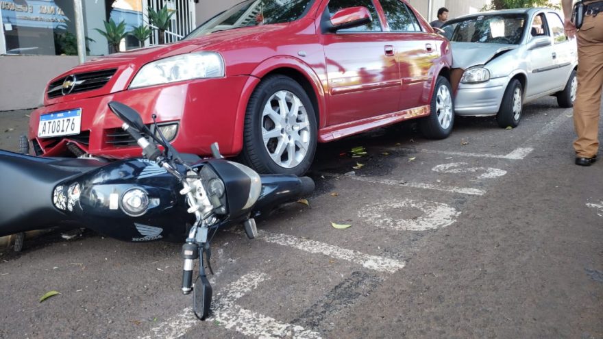 Motorista fica ferido após bater em veículos estacionados na Rua Minas Gerais