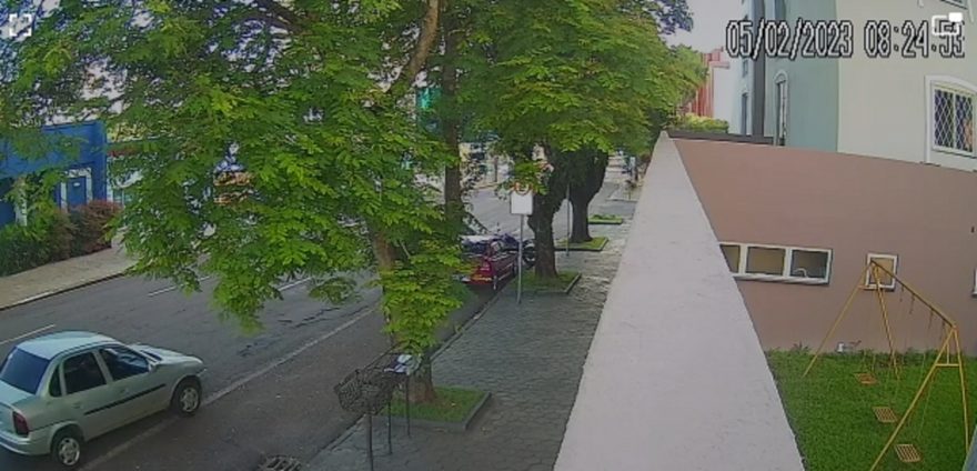 Câmera de segurança registra acidente na Rua Minas Gerais