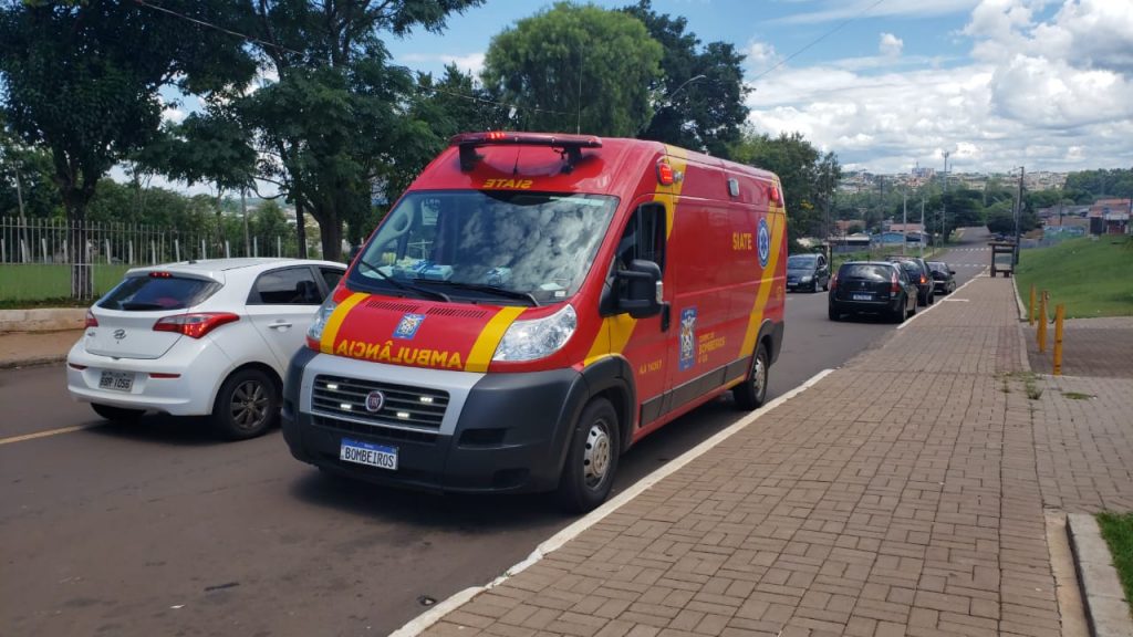 Mulher fica ferida ao sofrer acidente na Avenida Papagaios
