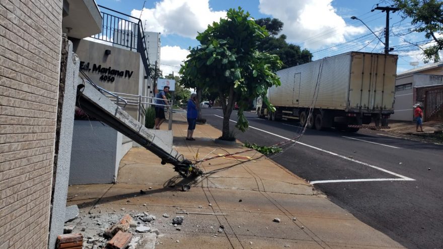 Caminhão enrosca em fios e derruba poste na Rua Sete de Setembro