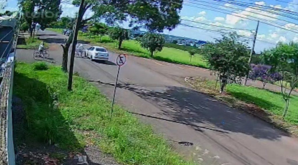Câmera flagra criança de bicicleta sendo atingida por carro no São Cristóvão