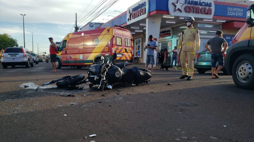 Homem fica em estado grave após forte colisão na Av. Carlos Gomes