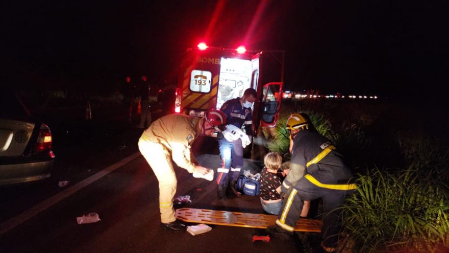 Forte colisão entre dois carros é registrada na BR 277 em Cascavel