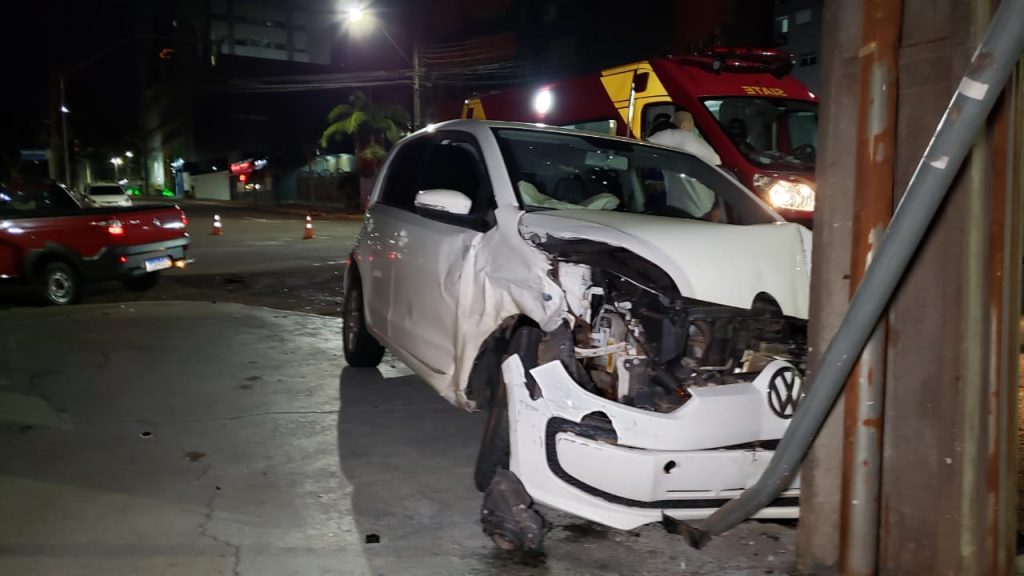 Forte colisão entre dois carros é registrada no centro; um condutor foi preso por embriaguez