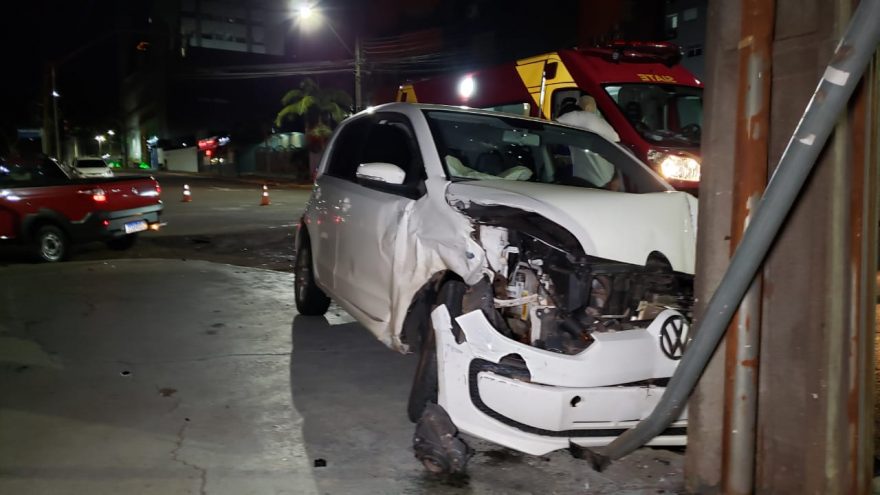 Forte colisão entre dois carros é registrada no centro; um condutor foi preso por embriaguez