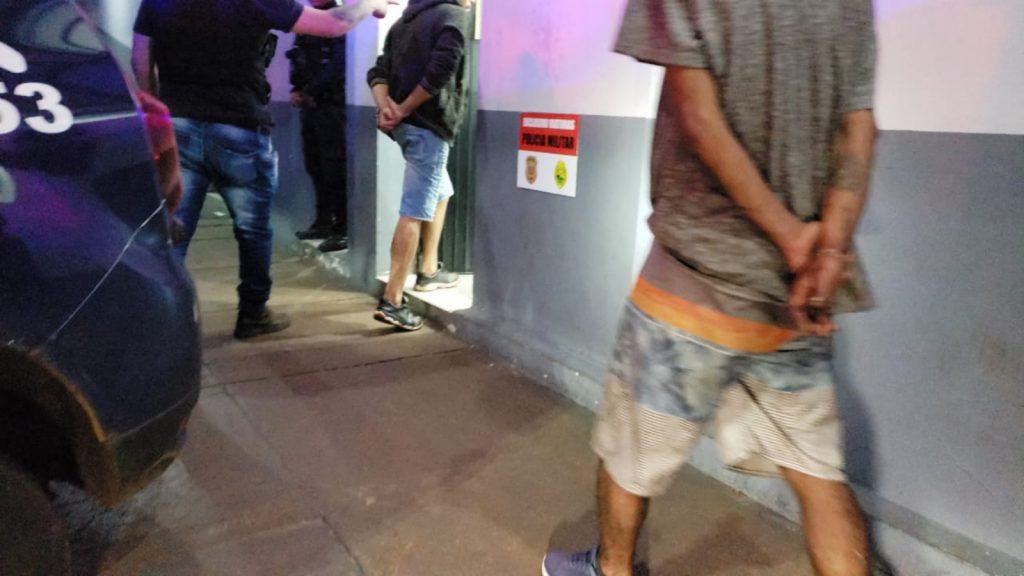 Dupla é presa em flagrante furtando aparelho ar-condicionado de empresa