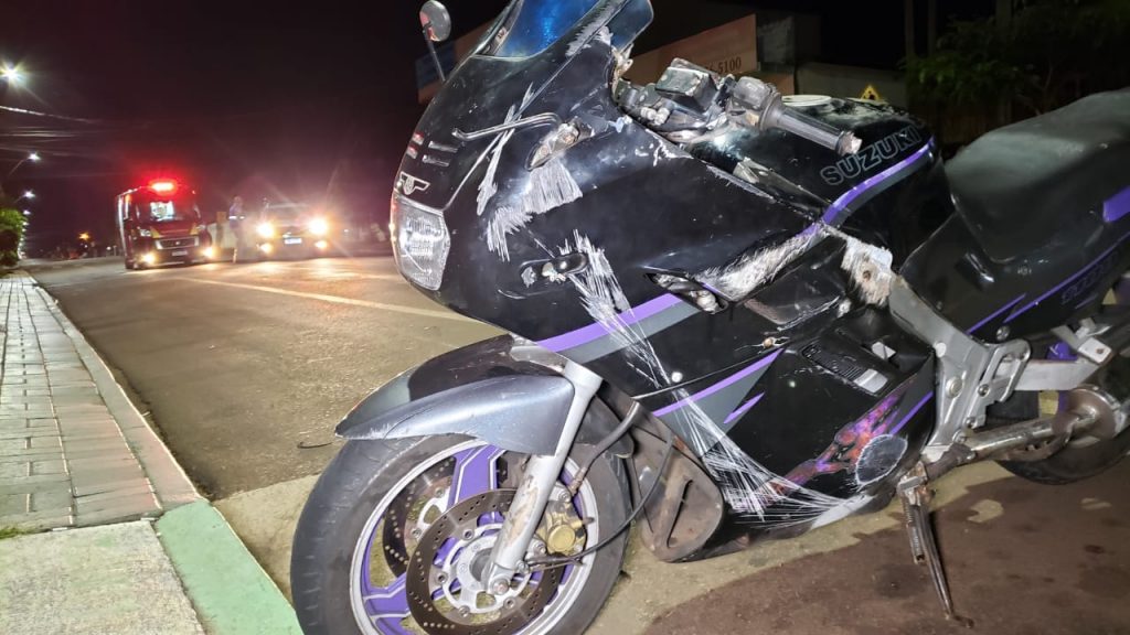 Piloto perde o controle da Suzuki e sofre acidente no bairro Santa Cruz