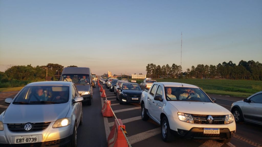 Fluxo de veículos na BR-277 deixa o trânsito lento do Trevo Cataratas até o Show Rural