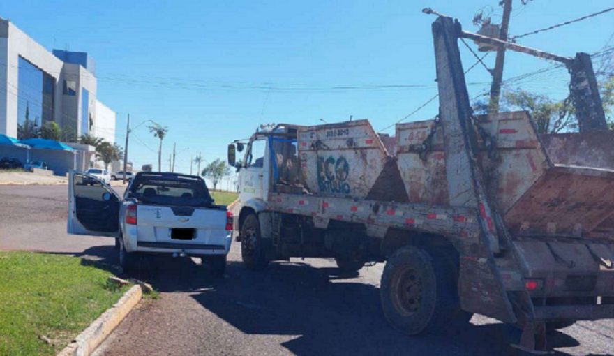 Por imprudência, motorista da Ecoentulho causa acidente