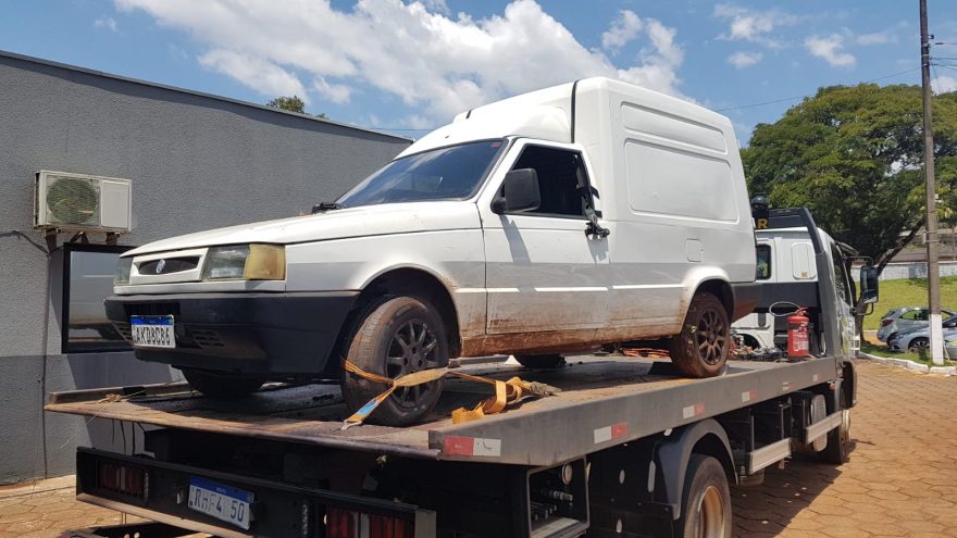 Fiorino com registro de furto é localizada abandonada na estrada rural na PR-180