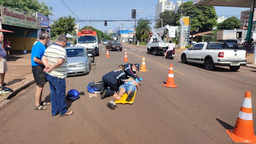 Motociclista fica ferido ao colidir com veículo estacionado
