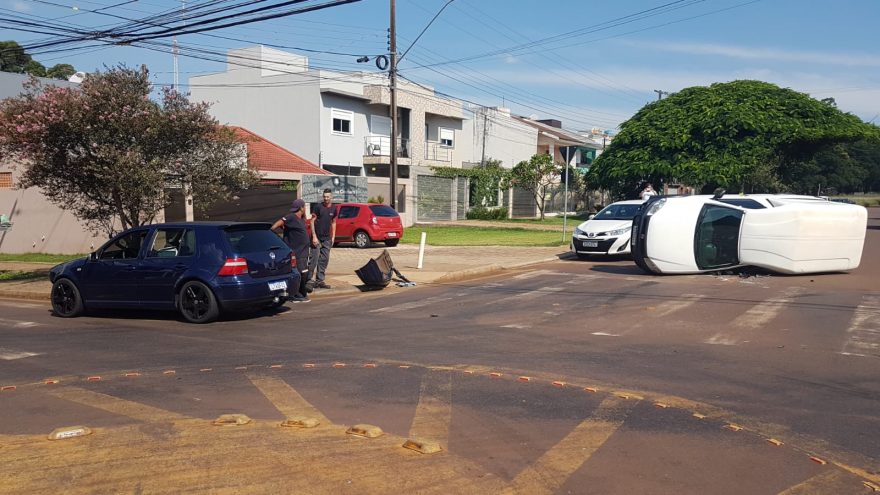 Strada capota após colisão com Golf na Avenida Guaíra