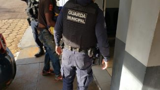Homem é detido por resistência e desobediência após abordagem social