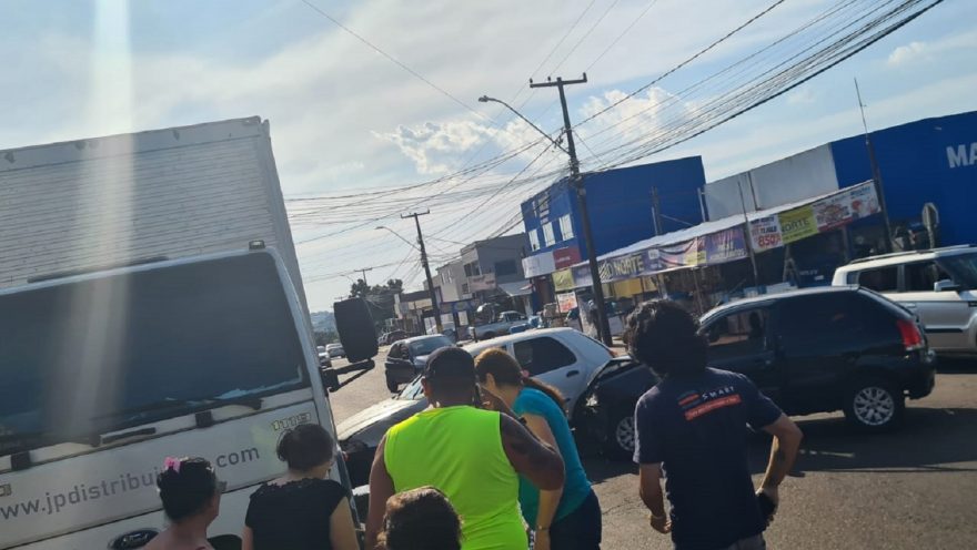 Colisão de trânsito é registrada na rua Altemar Dutra