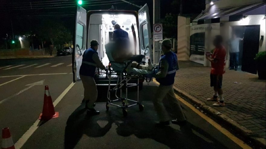 Homem sofre torção no tornozelo durante partida de Futebol