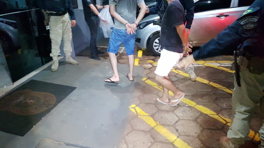 PRF detém quatro indivíduos com 20 kg de maconha dentro de veículo