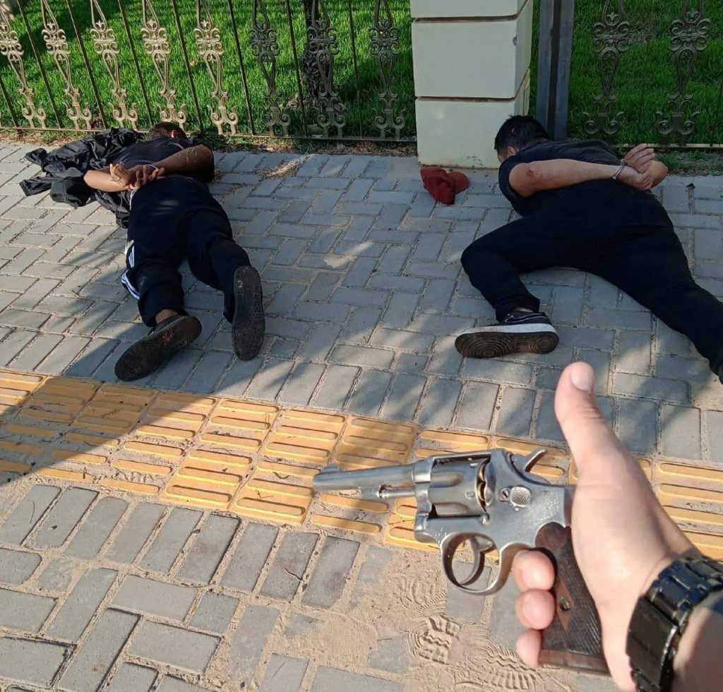 Polícia Militar prende dois homens armados no centro de São Miguel do Iguaçu Polícia Militar prende dois homens armados no centro de São Miguel do Iguaçu