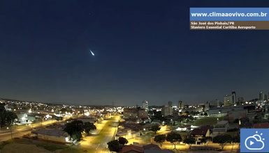 Imagem referente a Clarão no céu: vídeos mostram passagem de meteoro