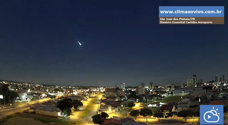 Clarão no céu: vídeos mostram passagem de meteoro