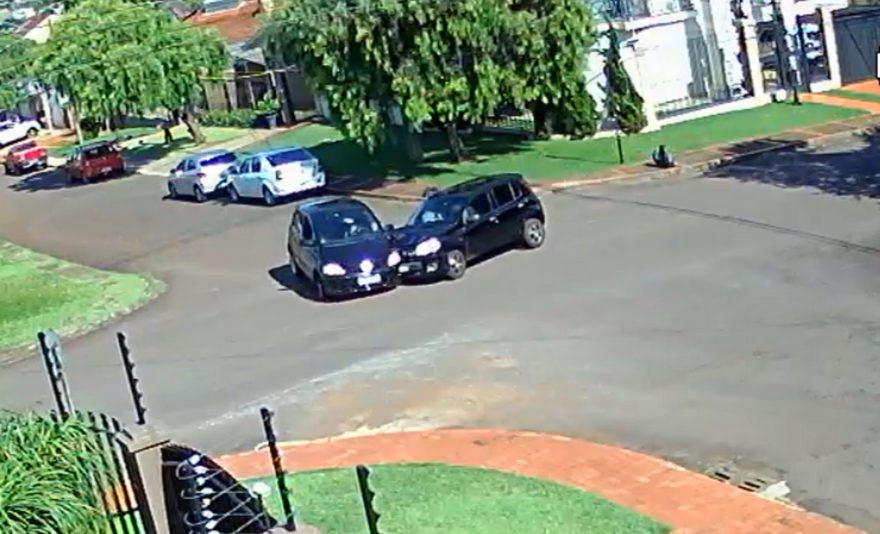 Vídeo mostra forte colisão entre carros no Bairro Coqueiral