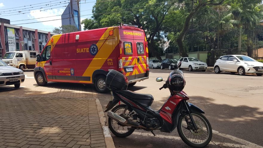 Mulher de 57 anos sofre queda de moto na Rua Mato Grosso e precisa ser socorrida