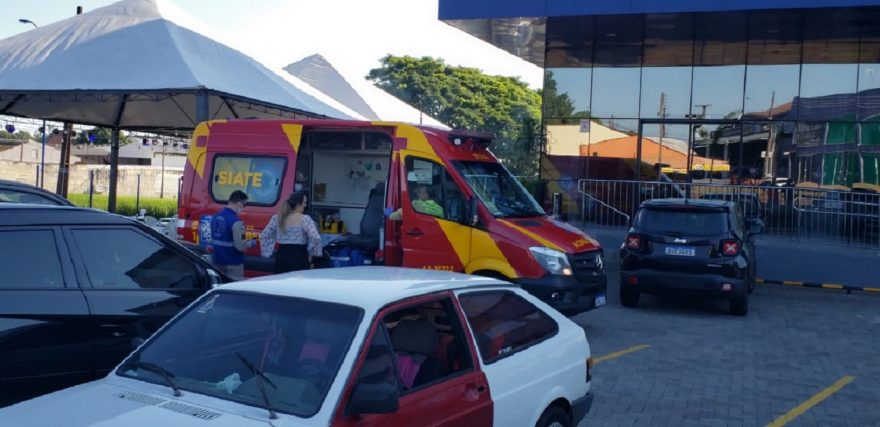 Homem fica ferido ao sofrer queda de plano elevado na Av. Carlos Gomes