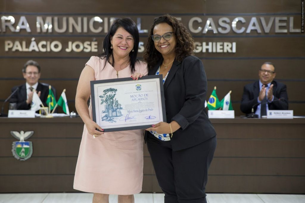 Servidora da Secretaria de Cultura, Silvia Prado recebe reconhecimento do Legislativo