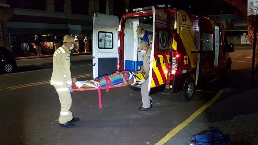 Mulher sofre contusão no crânio após cair da escada em edifício no Centro