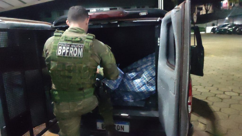 BPFron apreende cigarros estrangeiros no bagageiro de ônibus na BR-277 em Cascavel BPFron apreende cigarros estrangeiros no bagageiro de ônibus na BR-277 em Cascavel