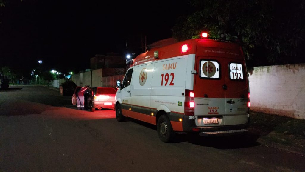 Pessoa dorme dentro do automóvel e populares acionam o Samu no Maria Luiza Pessoa dorme dentro do automóvel e populares acionam o Samu no Maria Luiza