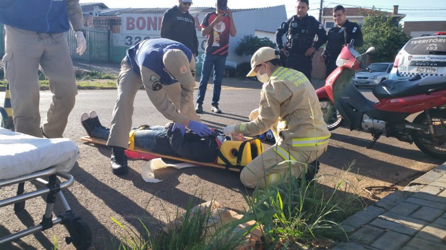 Mulher quebra o braço após colisão entre moto e bicicleta no Cascavel Velho