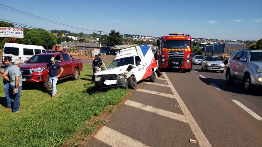 Três veículos se envolvem em engavetamento na BR-277