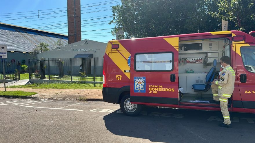 Adolescente lesiona joelho durante prática de atividade em colégio