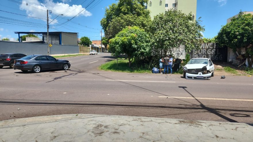 Clio capota após colisão com BMW no Parque São Paulo