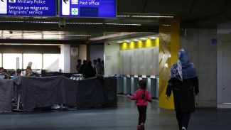 Após meses, Aeroporto de Guarulhos deixa de ter afegãos acampados