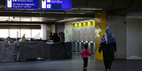 Imagem referente a Após meses, Aeroporto de Guarulhos deixa de ter afegãos acampados