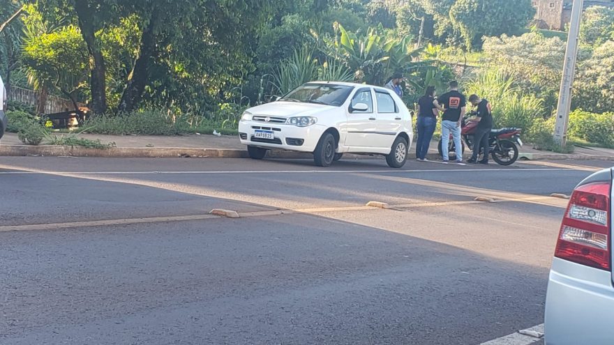 Carro e moto colidem na Rua Ipanema e envolvidos no acidente deixam local antes da chegada do Siate
