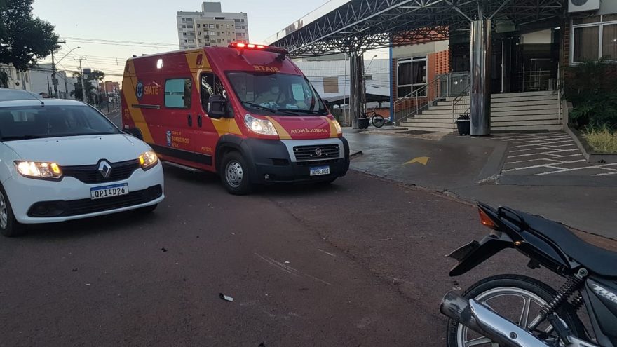 Motociclistas ficam feridos em colisão entre carro e moto na Rua Treze Maio